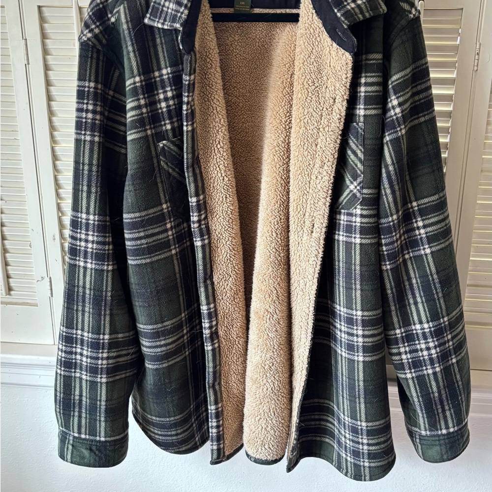 Avalanche Men's Dark Green Plaid Sherpa Jacket. NWOT Very soft and quality!